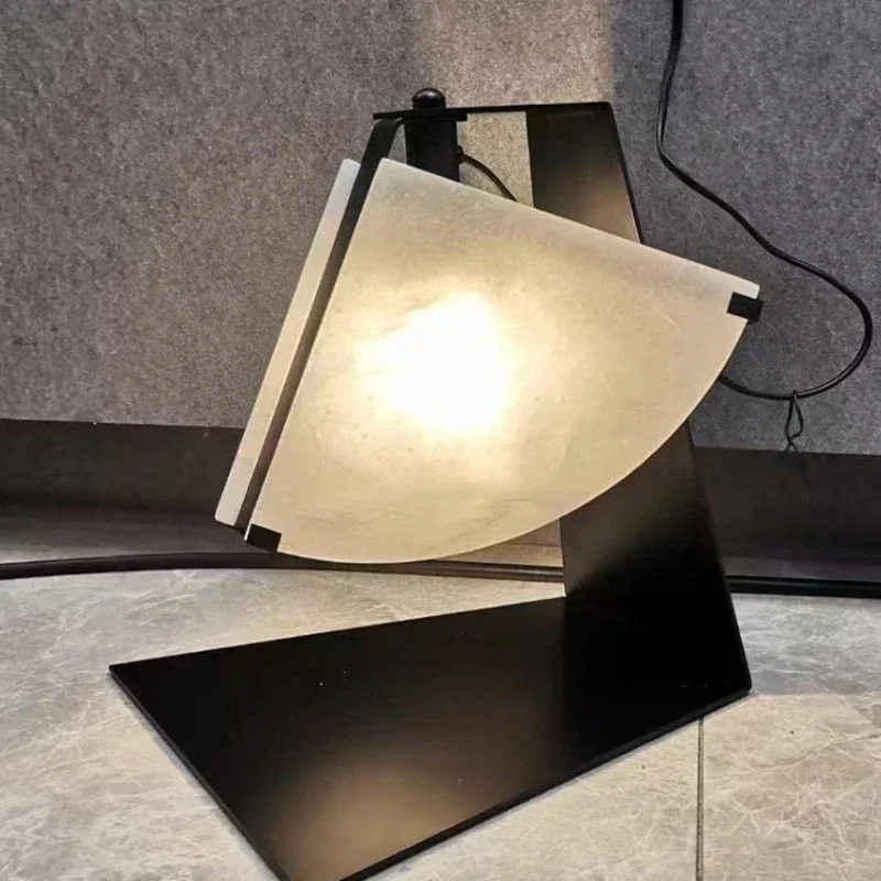 Prosta designerska lampa biurkowa z wysokiej klasy marmuru Biuro sprzedaży Hotel Pokój gościnny Dekoracja biurka Sypialnia Front Book Lamp