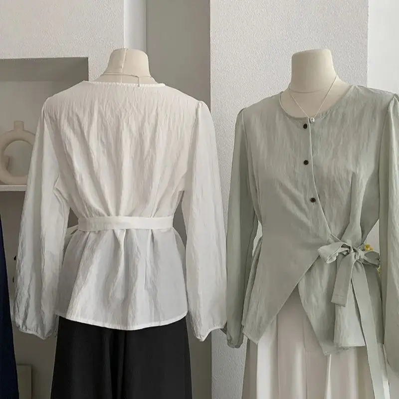 Camicia da donna asimmetrica con lacci Manica lunga Designer Vestibilità ampia Tinta unita Top Monopetto alla moda Abbigliamento da ufficio per l'inizio dell'autunno