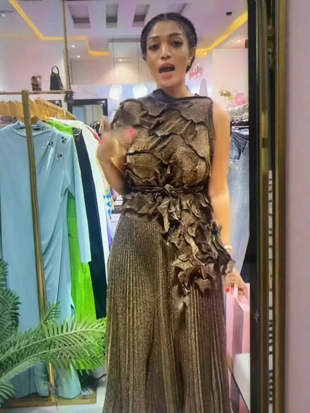 Damski dwuczęściowy zestaw: T-shirt bez rękawów z okrągłym dekoltem, patchworkowy, w jednolitym kolorze, składane modne spodnie z szerokimi nogawkami, letni komplet damski 2025.