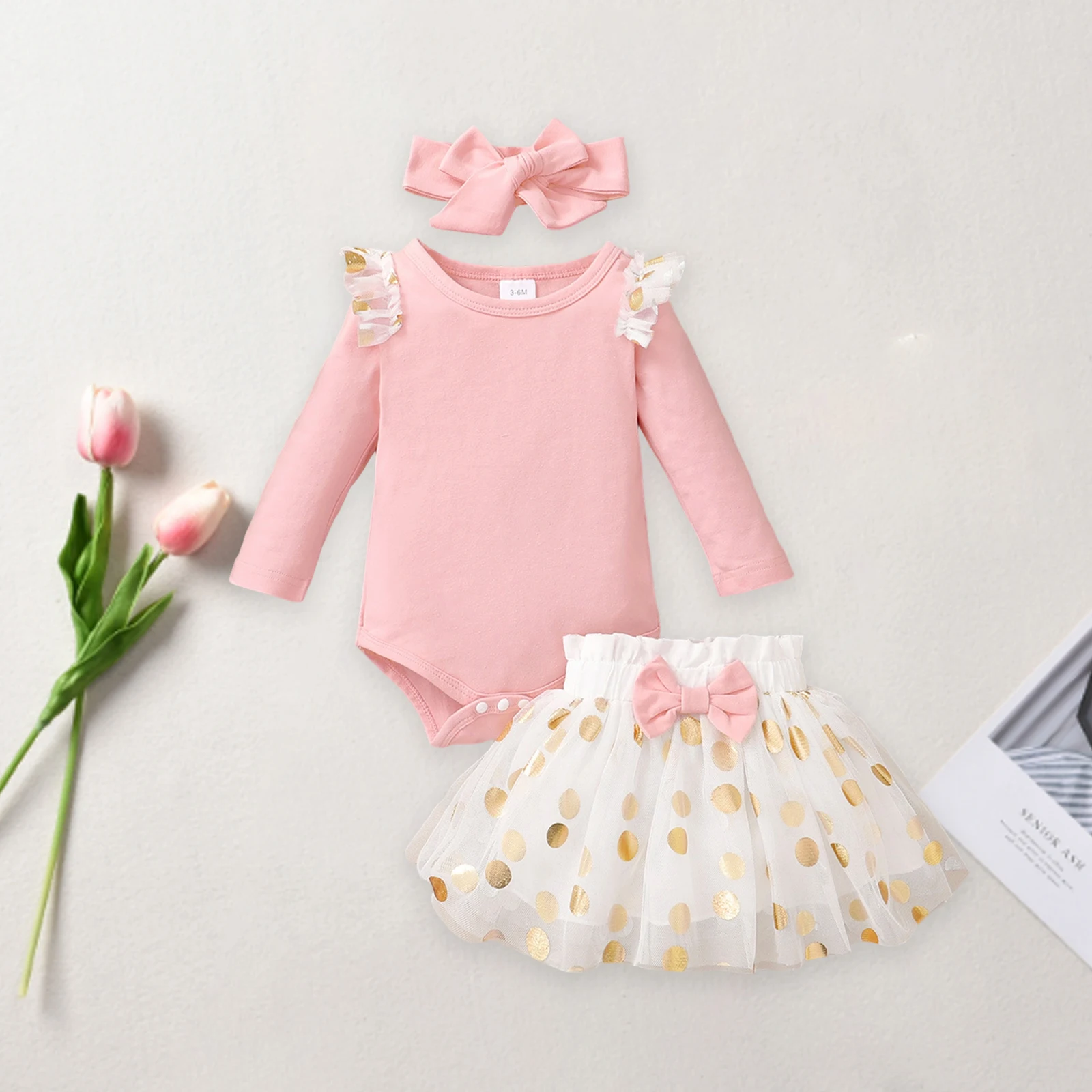 

Комплекты одежды для маленьких девочек: комбинезон с длинными рукавами и рюшами, юбка из тюля в горошек и повязка на голову, комплект из 3 предметов