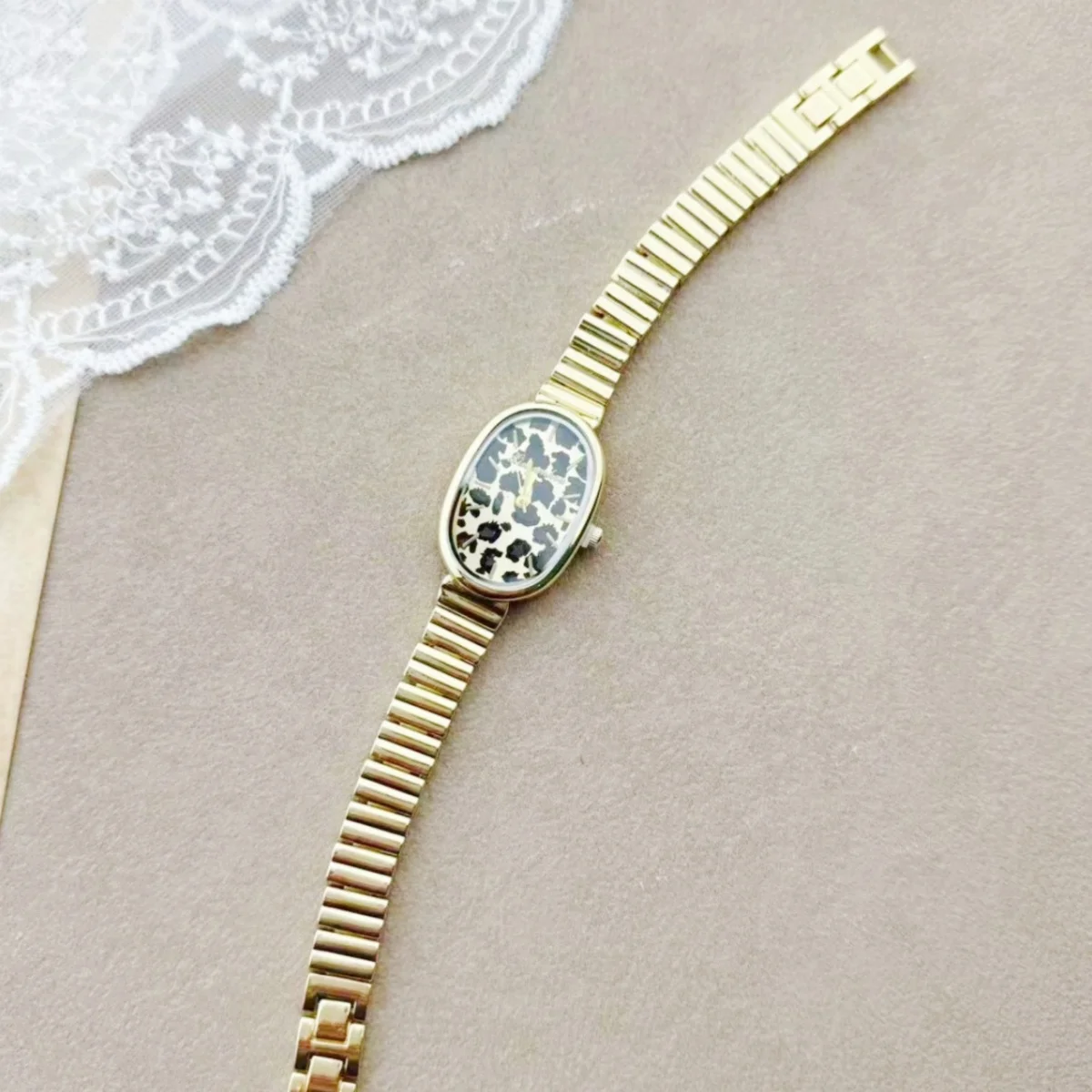 ساعات نسائية أنيقة بمينا بيضاوي عتيق مع سوار ساعة من سبائك الزنك بطبعة الفهد للارتداء اليومي وإكسسوارات الأزياء وهدايا العيد