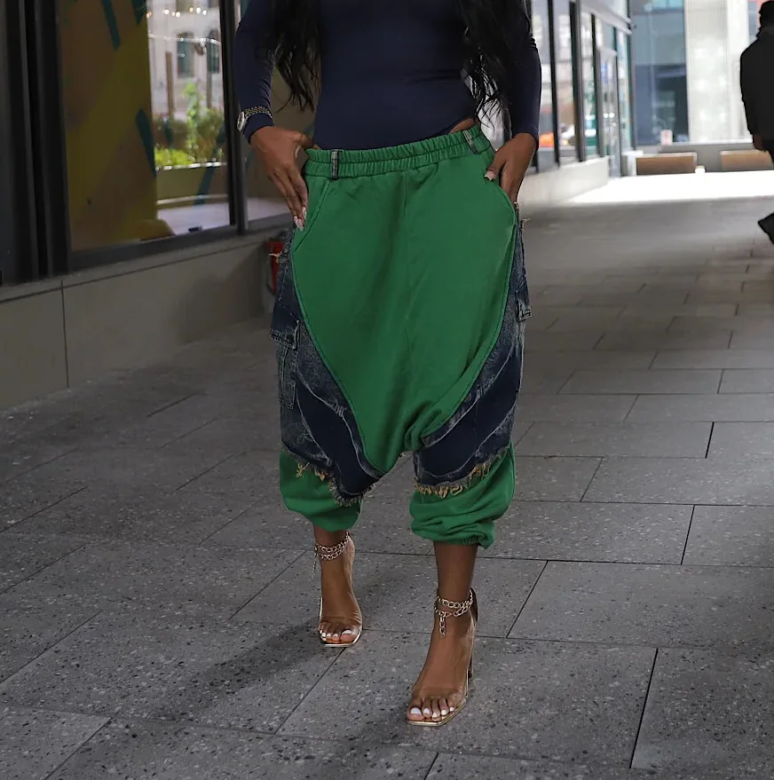 جينز حريم فضفاض بنمط صيفي جديد لعام 2025 للنساء الأوروبيات والأمريكيات. جينز عصري بخصر مطاطي وتصميم شرابة