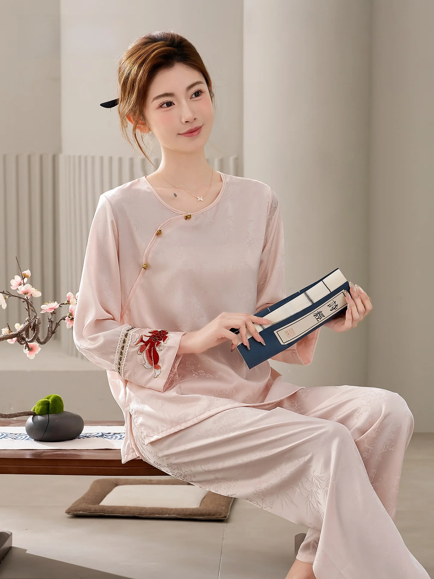 nueva-pijama-de-seda-para-mujer-estilo-chino-bordada-de-manga-larga-para-el-hogar-en-caja-de-regalo-de-seda-de-hielo-coleccion-shanghai-story-2026