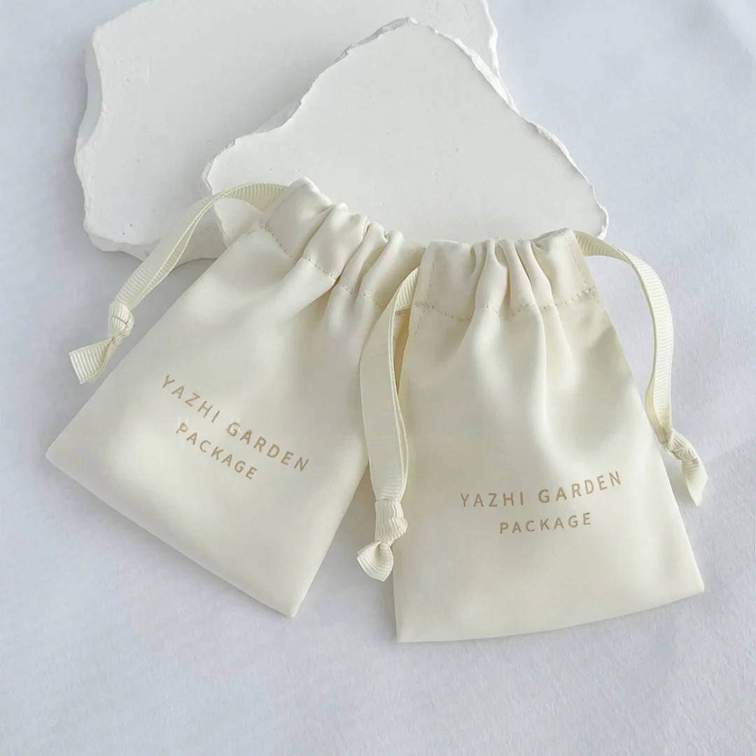 Niestandardowe logo Jedwabne torby na prezenty z biżuterią Satynowy sznurek Kolczyk Pierścionek Opakowanie Organizer Etui Wedding Favor Candy Bag