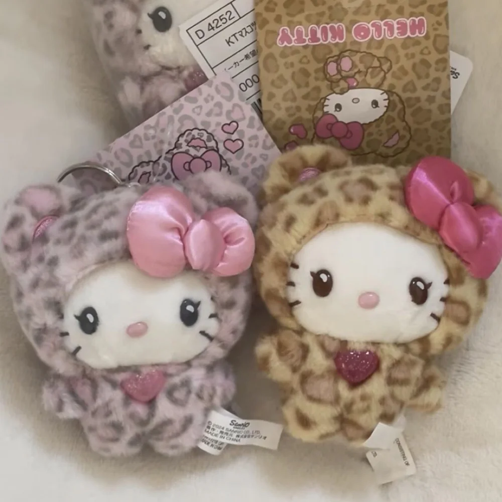 Sanrio เสือดาว Hellokitty จี้ตุ๊กตา Kawaii อะนิเมะของเล่นพวงกุญแจการ์ตูน Keyrings เครื่องประดับแฟชั่นกระเป๋าเป้สะพายหลังอุปกรณ์เสริมของขวัญ