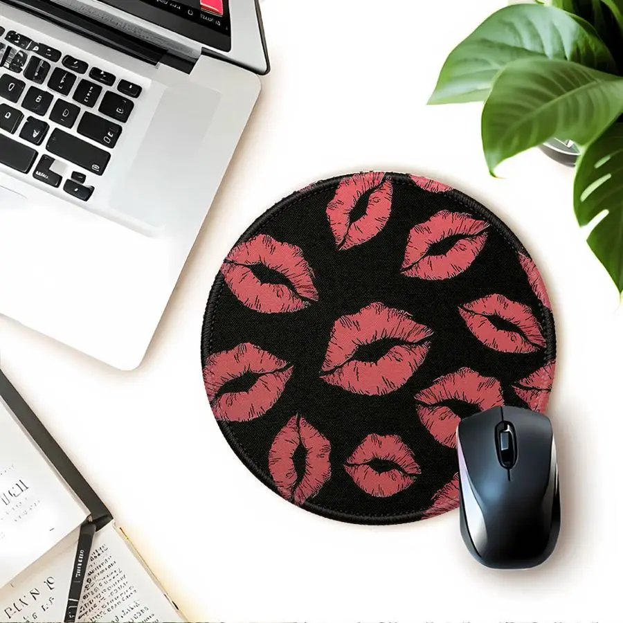

Красно-черный коврик для мыши с рисунком губ, 1 шт., аксессуары для стола, офисный коврик, коврик для клавиатуры и мыши, коврик для игровой консоли, коврик для компьютера и ноутбука, противоскользящий