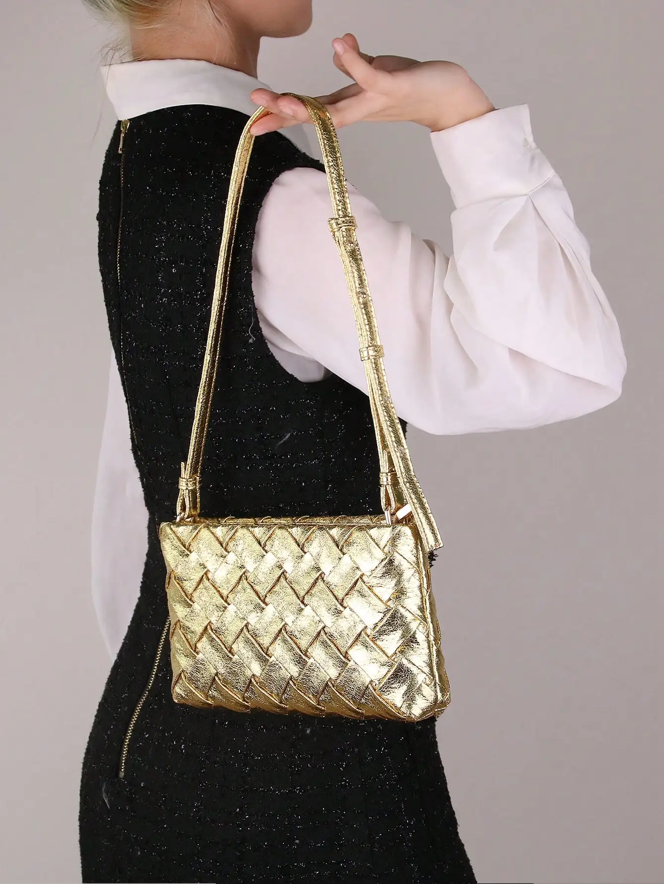 2024 new fashion elegant handbag trend burst crack gold woven embossed shoulder bag minimalist lightweight Joker bag.