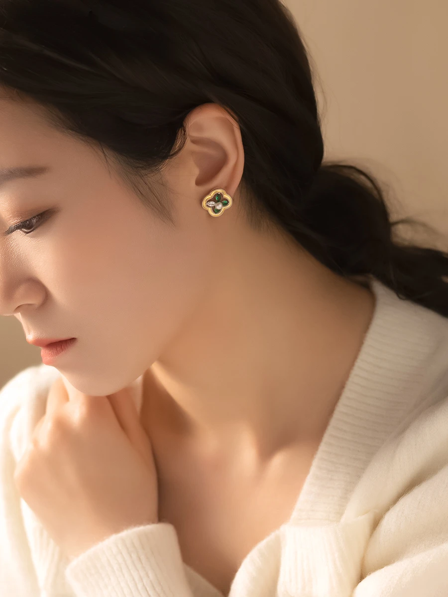 أربع أوراق البرسيم شكل أقراط المرأة الأوروبية والأمريكية المتخصصة تصميم الأقراط أقراط اللؤلؤ الفضة الاسترليني #3