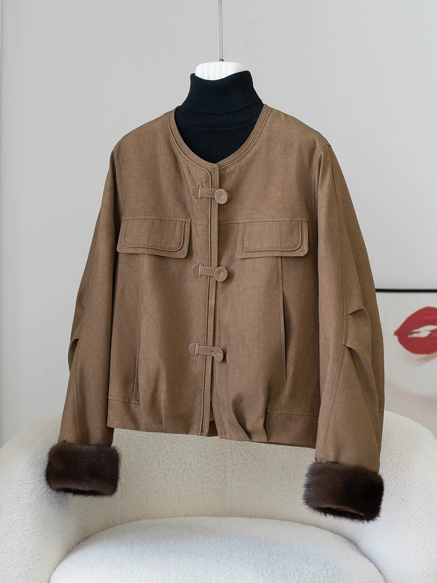 Haining Nerzpelzmantel, Gänsedaunenjacke für Damen, neue Modejacke für den Winter 2025, kurzer Mantel mit Rundhalsausschnitt