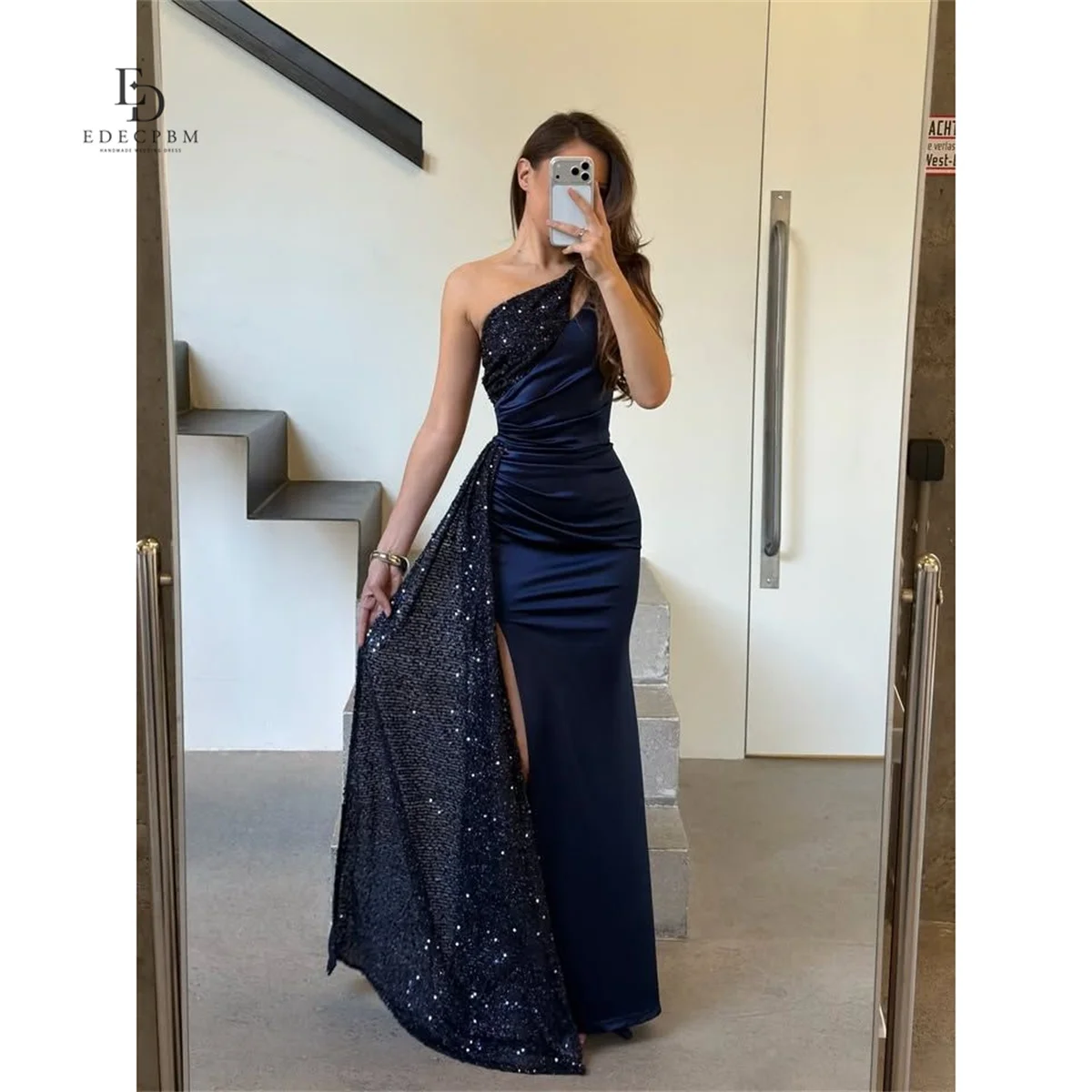 EDECPBM Satin Einschultriges Marineblaues Meerjungfrauen-Abendkleid Elegant mit Funkelndem Kaskaden-Seitenpanel-Detail 2026 Paillettenbesetzt Maßanfertigung