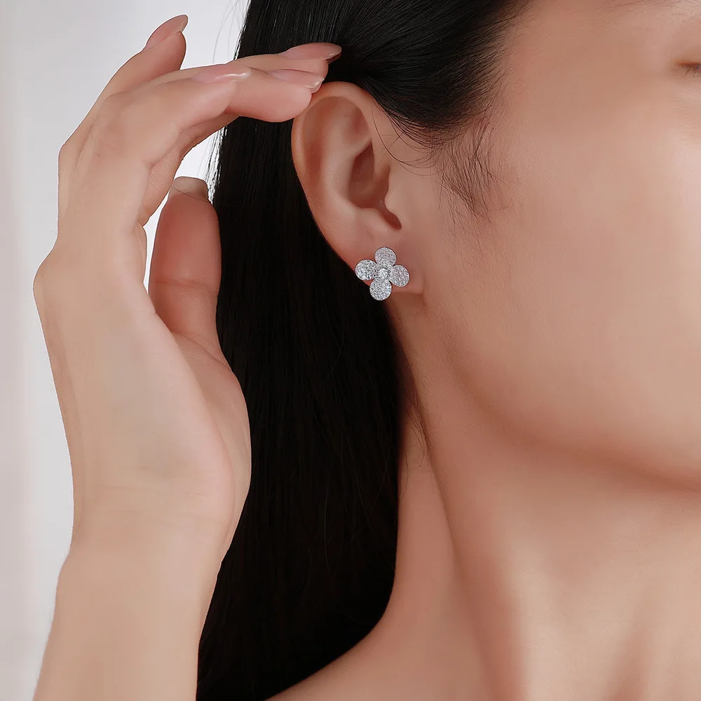 

Fashion S925 silver plated 18K gold full set moissanite diamond small flower earrings 1.1ct For Women Gift