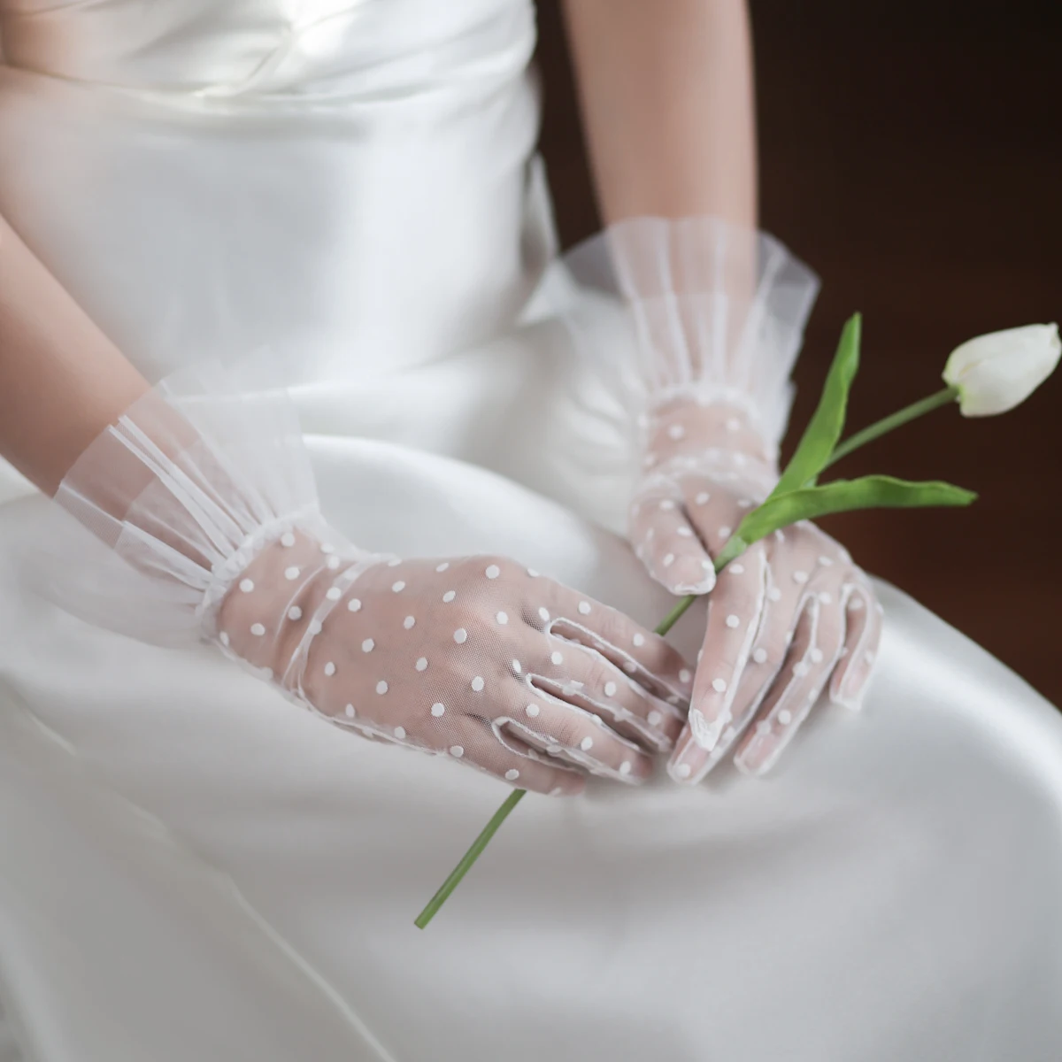 WG063 Wedding Bridal Handmade Gloves Soft Tulle Dots Ruffle Short White Wrist Brides Bridesmaid Gloves Women Pageant Handschuh