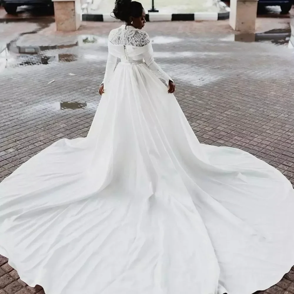 Suknia ślubna z wysokim kołnierzem, koronką, długimi rękawami i odpinaną spódnicą, satynowa suknia ślubna w stylu afrykańskim.