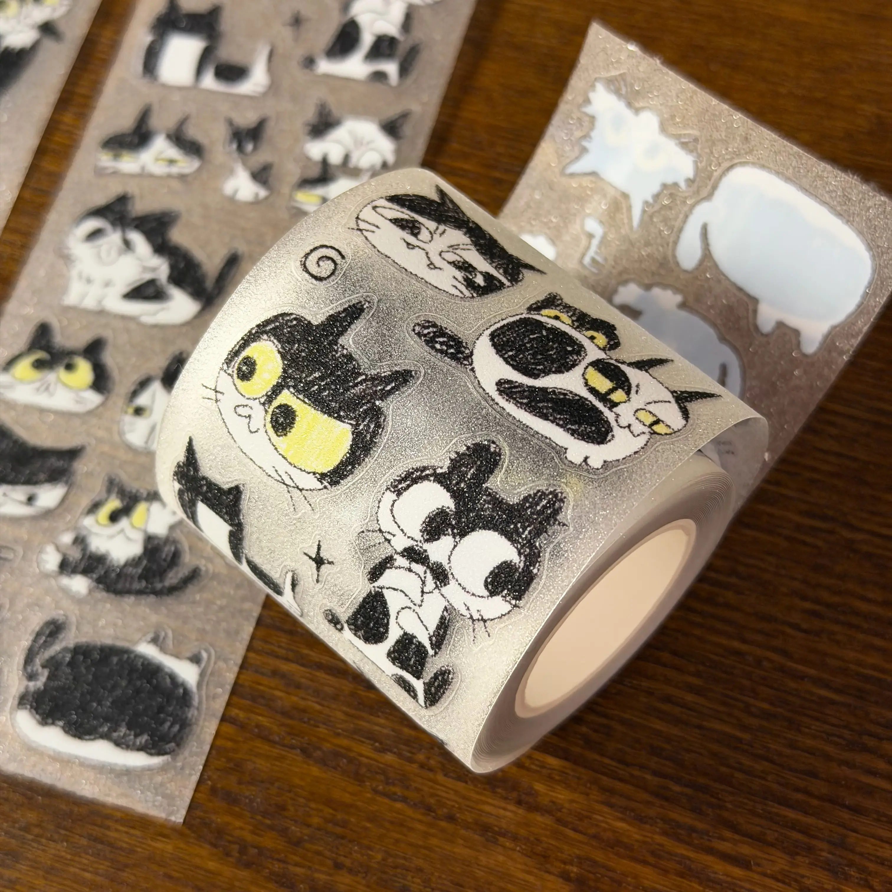adesivi-fustellati-a-forma-di-simpatiche-e-giocose-vacche-e-gatti-in-varie-pose-rotolo-di-adesivi-per-fai-da-te-foto-biglietti-scrapbooking-custodie-per-telefoni-diari-e-collage