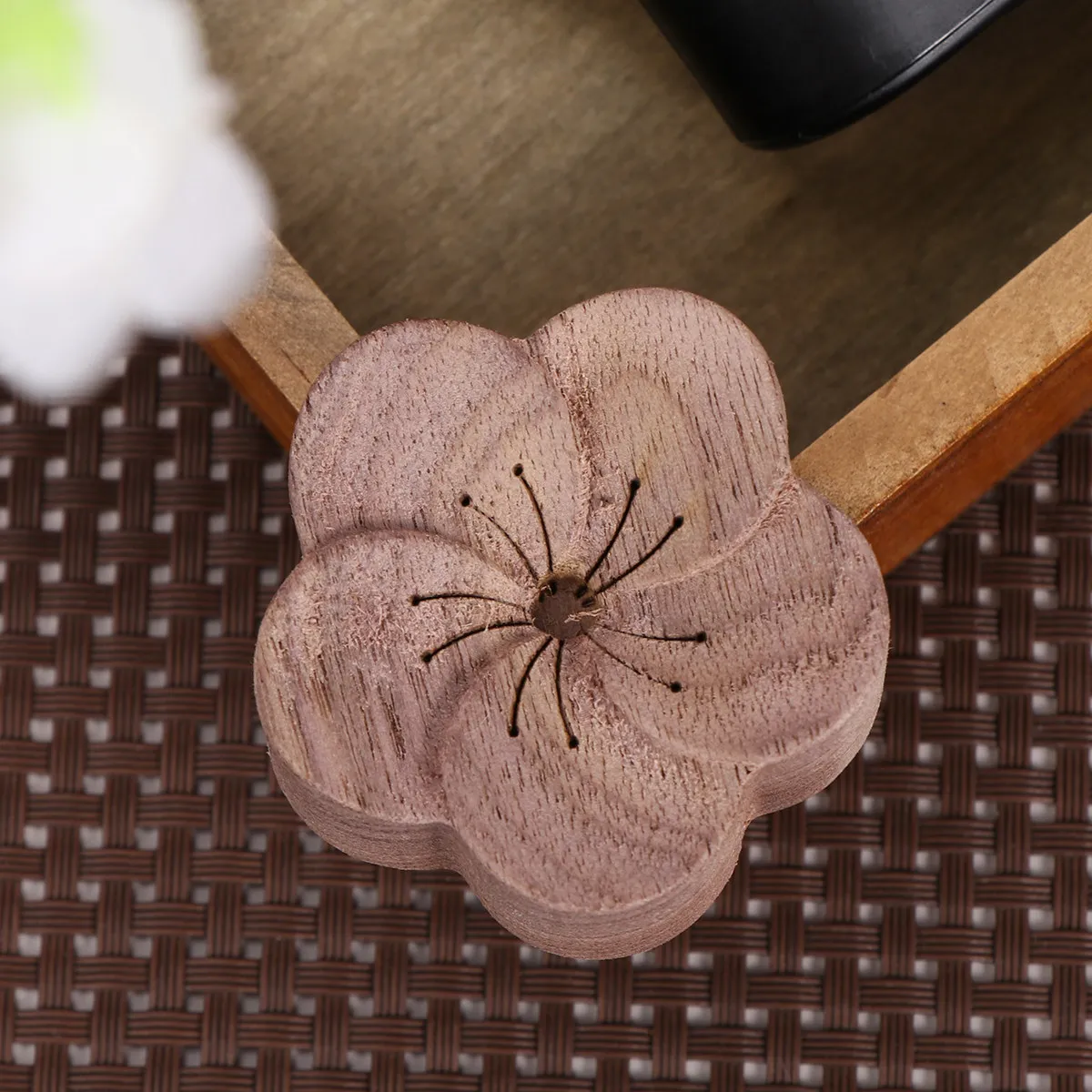 

1pc Aroma Wood Diffuser Natural Essential Oil Absorbing Sleep Aid For Home Office Bedroom Plum Blossom Design Eco Friendly Non
