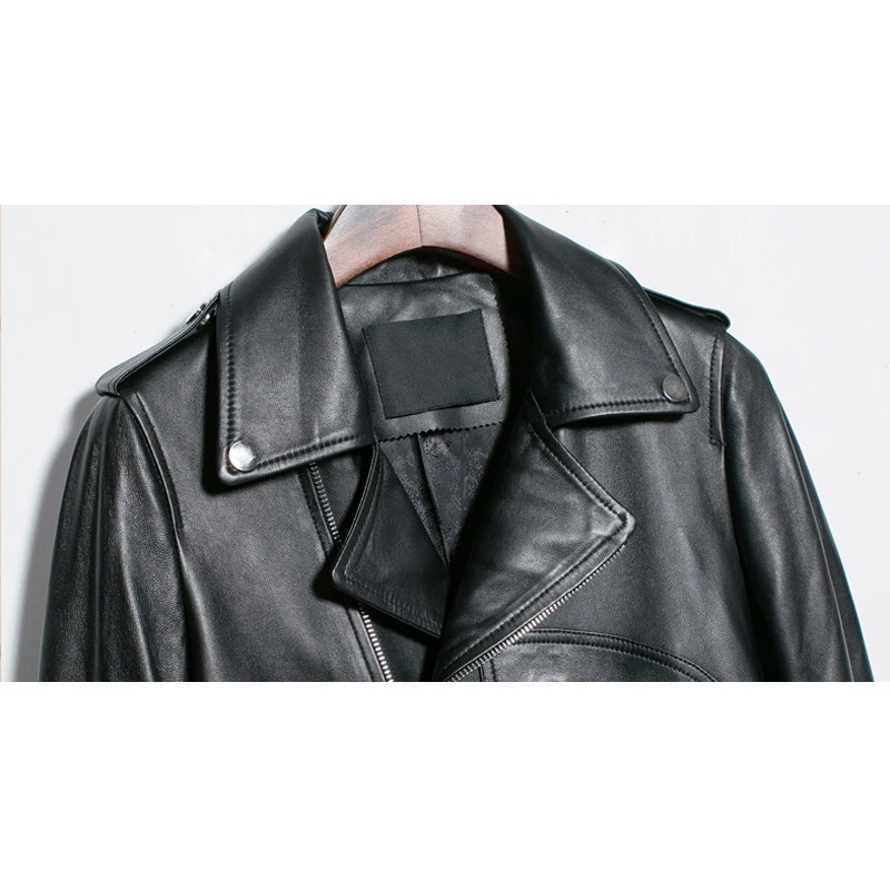 سترات نسائية فاخرة عالية من الجلد الحقيقي معاطف خريف 2025 قصيرة على مستوى a من جلد الغنم سترات نسائية ضيقة لراكبي الدراجات النارية