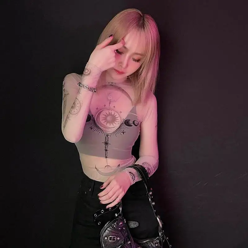 Camiseta Feminina Slim Fit Longa com Estampa, Confortável e Respirável em Poliéster, Casual para Mulheres