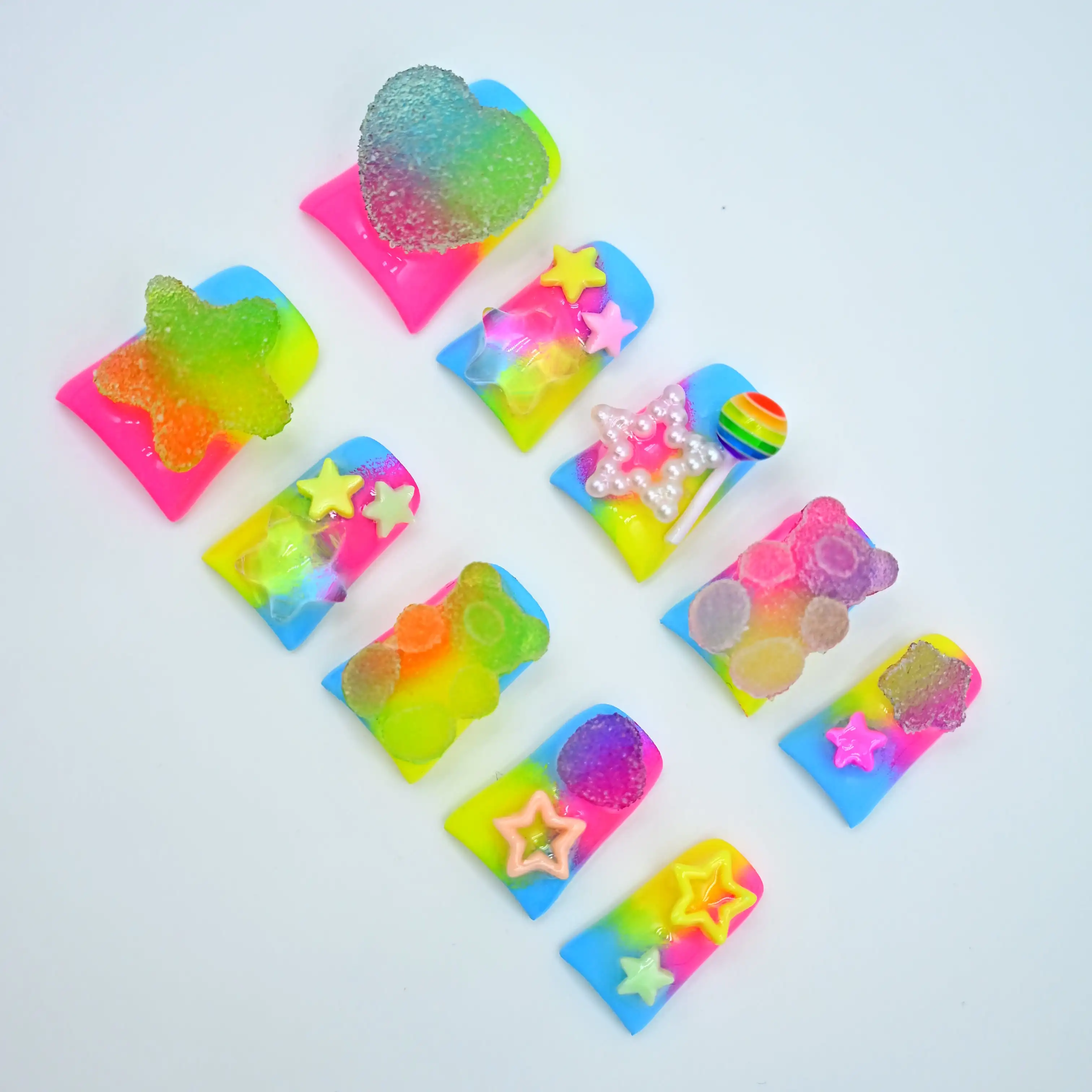 เล็บปลอมทำมือ สไตล์ลูกกวาดสุดฮิต ทรงปากเป็ดสั้น แฟชั่นหวานซ่อนเปรี้ยว