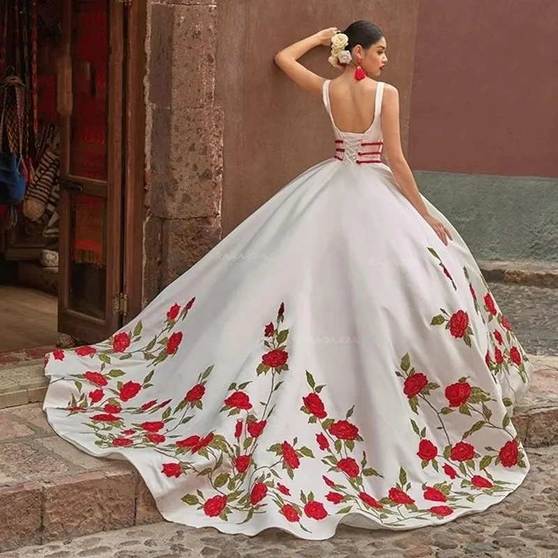 Abiti da principessa neri Quinceanera Abito da ballo con scollo a V Applicazioni in raso Abiti dolci 16 15 anni Messicano personalizzato