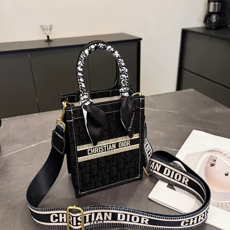 حقيبة يد مونوغرام مطرزة لعام 2026 للنساء، محفظة كتف وكروس مستوحاة من المصمم، حقيبة يد صغيرة أنيقة #5