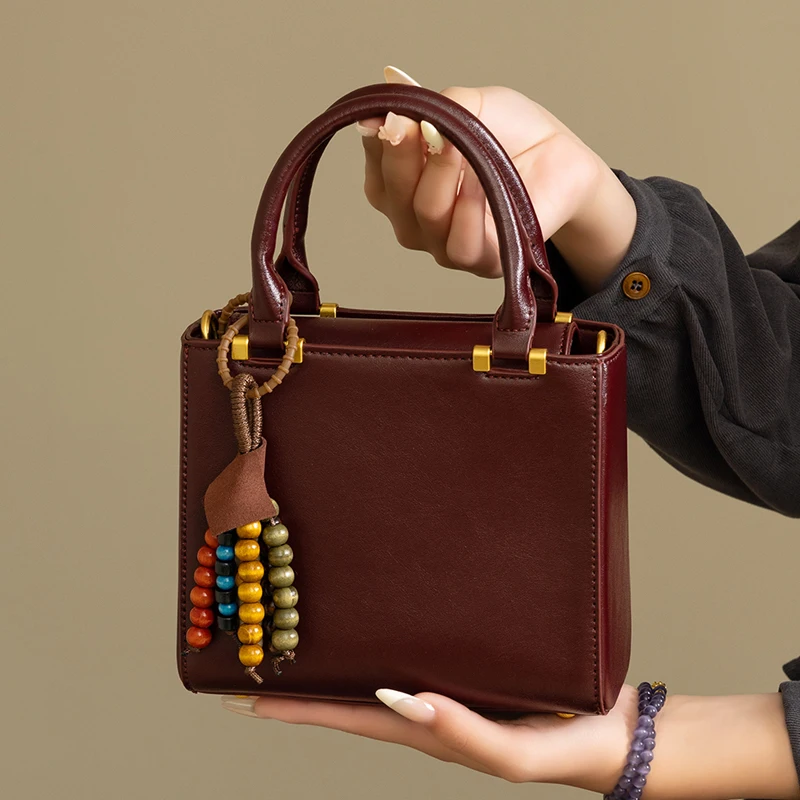 حقائب كلاسيكية صغيرة للنساء، حقائب يد ومحافظ فاخرة بتصميم 2026، جديدة في حقيبة كتف من البولي يوريثان العتيقة، مشمعة بالزيت، بمقبض علوي، مزينة بالخرز جودة عالية ًالشحن مجانا وصول الشحن السريع