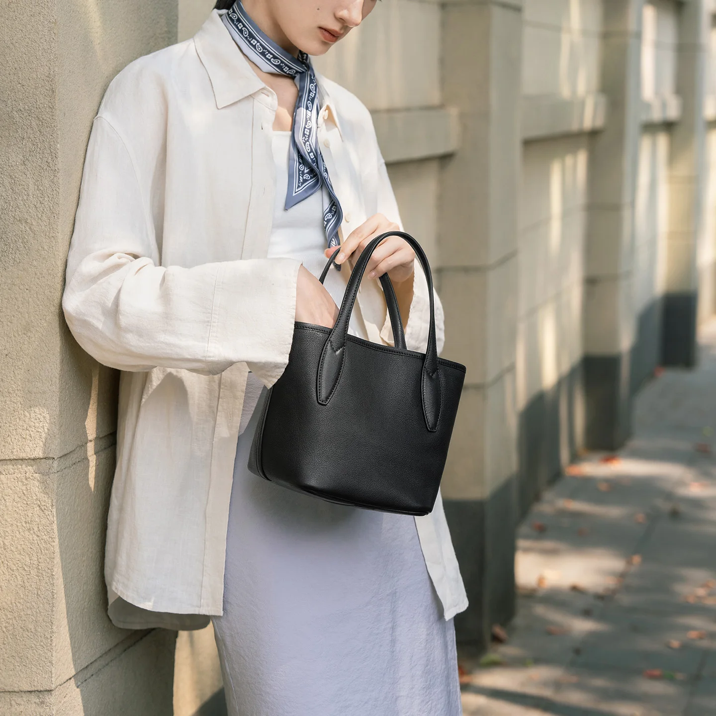 QIUZHEN Vegetable-Tanned Cowhide Long Handle Tote Bag - Large Capacity, Premium Commuter Bucket Bag for Women