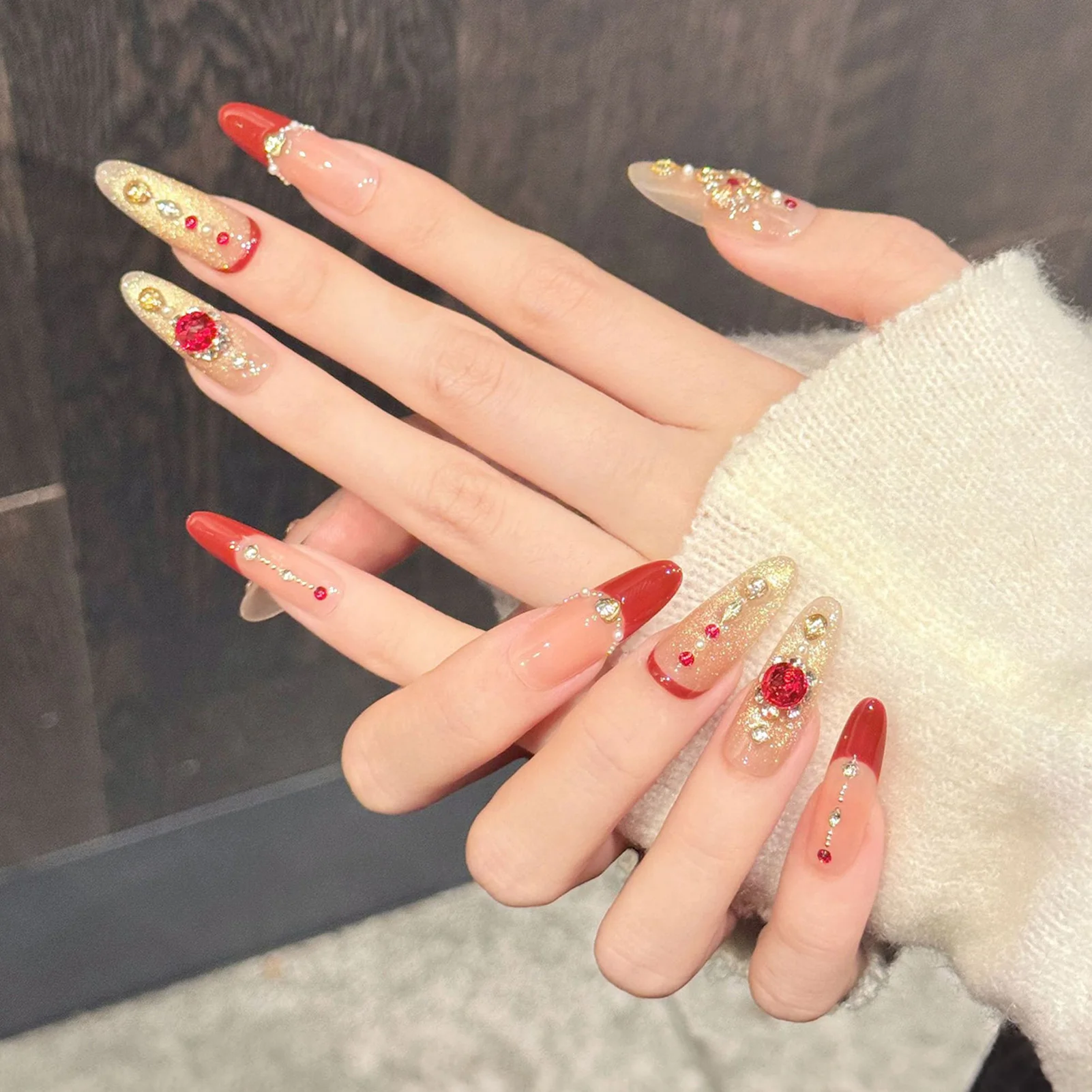 10個入り グリッターゴールドスパンコール付きつけ爪 レッドエッジフレンチ ハンドメイドプレスオンネイル シャイニーラインストーンデコ フェイクネイル 女性用