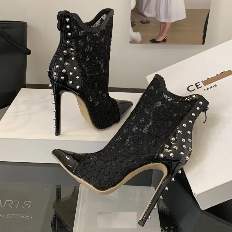 

Eilyken, новый дизайн, женские ботильоны с заклепками и цветочным принтом, с острым носком, сандалии, пикантные туфли для выпускного вечера на тонком высоком каблуке