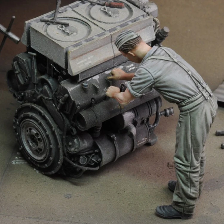 

1:35 Scale Die-cast Resin Model Resin Engine Repairman Assembly Model (including Stickers)