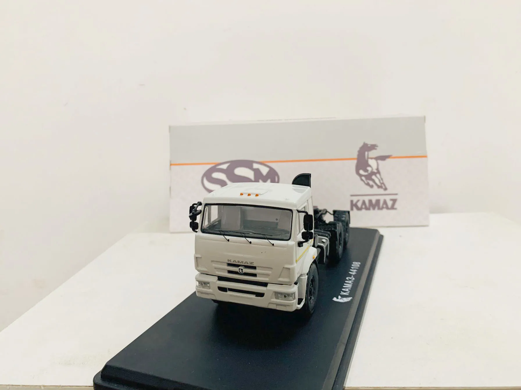 Démar-Bles modèles à l'échelle SSM Kamaz 1:43 Modèle moulé sous pression Prime Mover Truck Kama3-44108