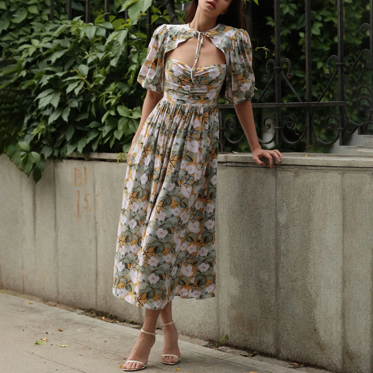 فستان حفلات نسائي من KWTX 2025 جديد أنيق بطيات وربطة خصر مطبوع على الشاطئ والمكتب والشارع مصمم بسيط SS25 فاخر