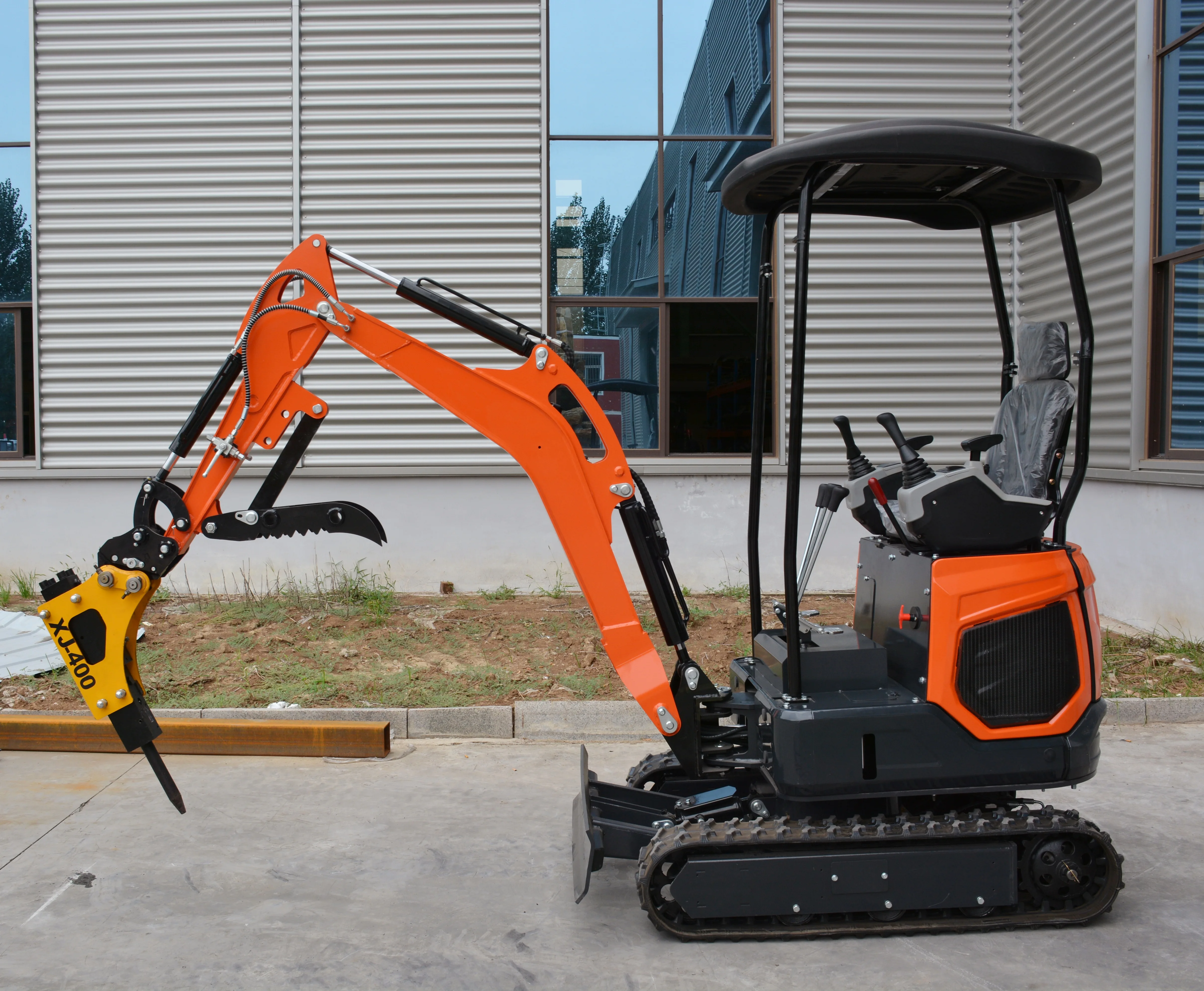 الحفارة الصغيرة المجنزرة الجديدة كليًا عبارة عن حفارة متعددة الوظائف بقوة قوية مناسبة لتحريك الأرض والزراعة