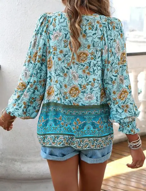 

2025 г. Модная и сексуальная повседневная свободная женская шифоновая рубашка в богемном стиле с глубоким v-образным вырезом и рукавами-фонариками на шнуровке