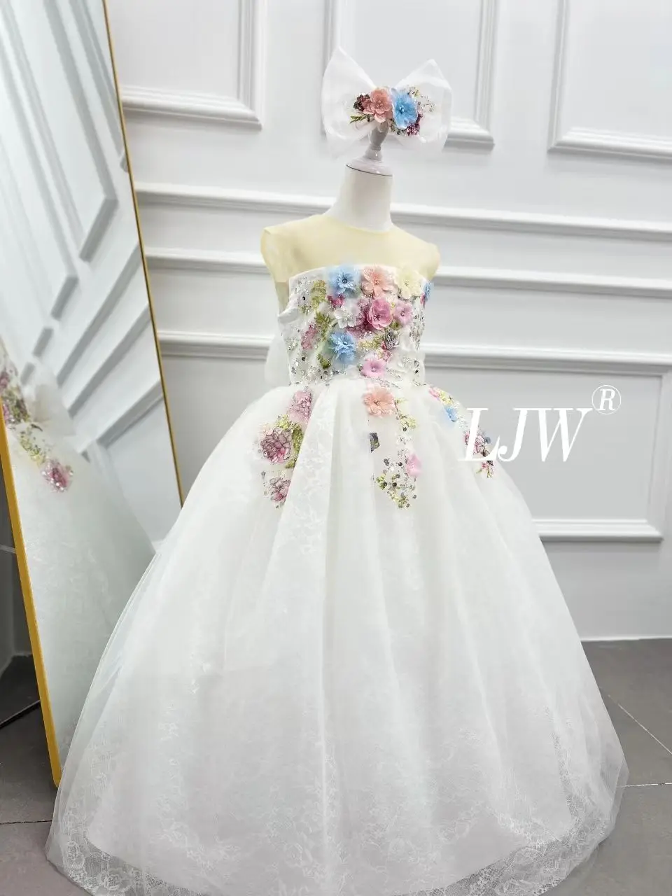 

Sleeveless white hand-beaded floral long dress ，elegant Kids Flower Girl Wedding party Princess Gowns，pageant dress for 1- 7