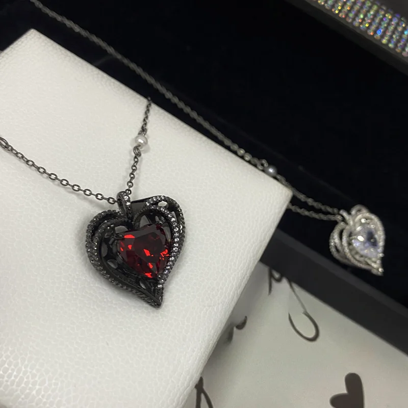 

MDLFES Moiss1n Diamond Style Dark Style Queen of Spades Pendant 18K Faux Brilliant Ruby Pendant