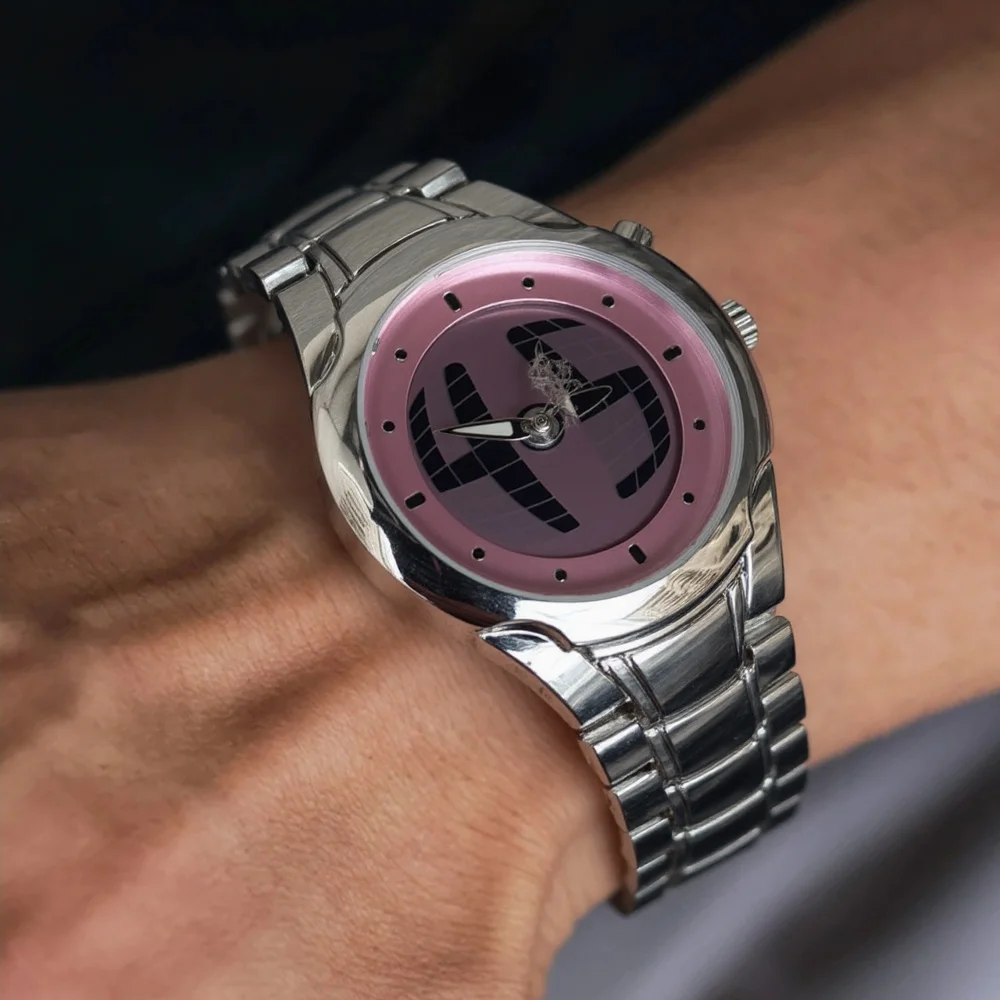 

Оригинальные кварцевые часы Y2 KBusiness Alien с красным указателем и номером, часы из нержавеющей стали с двойным дисплеем, мужские часы с динамическим дизайном AAA Clcok