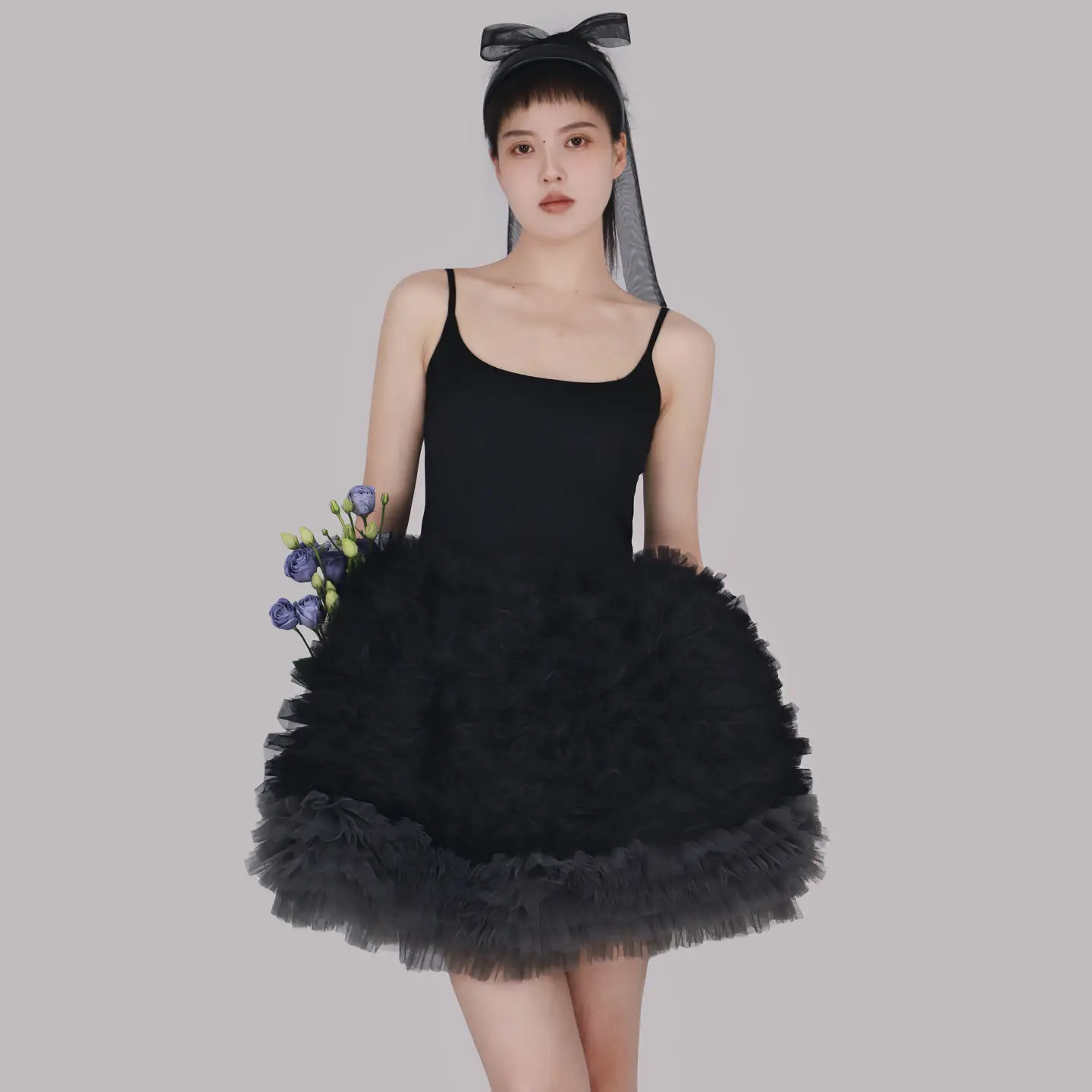 Damska sukienka na ramiączkach z siateczką, falbankami, kontrastowymi kolorami, marszczeniami z gazy, kwiatowymi wstawkami, puszysta spódnica w kształcie litery A.