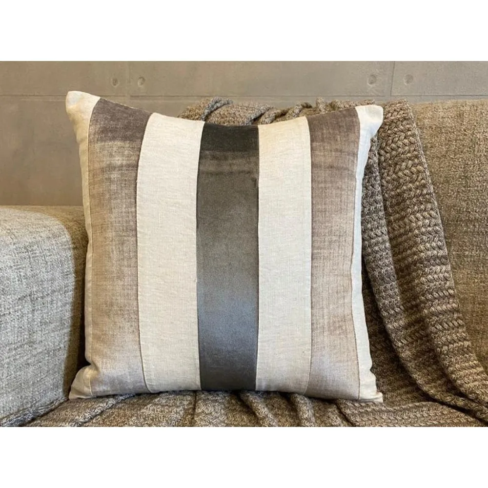 أغطية وسائد مخططة مخملية حديثة مقاس 26 × 26 | حافظات وسائد باللون الرمادي المرقعة لديكور المنزل المعاصر #2