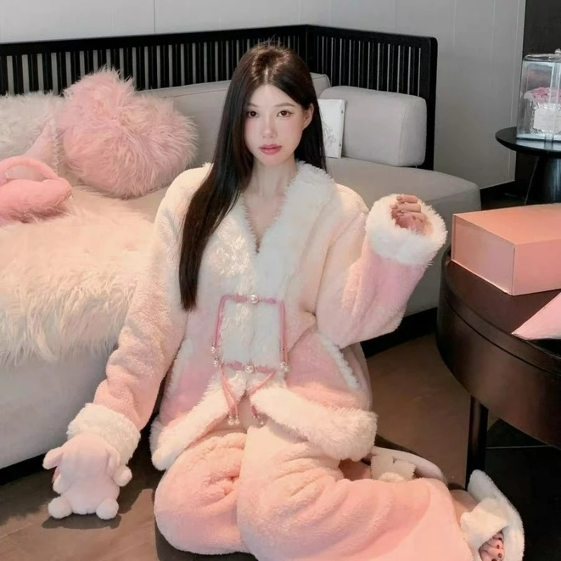 

Китайские пижамы из кораллового флиса с v-образным вырезом и градиентом цвета для женщин, 2026, зимние теплые новые милые флисовые утолщенные комплекты домашней одежды