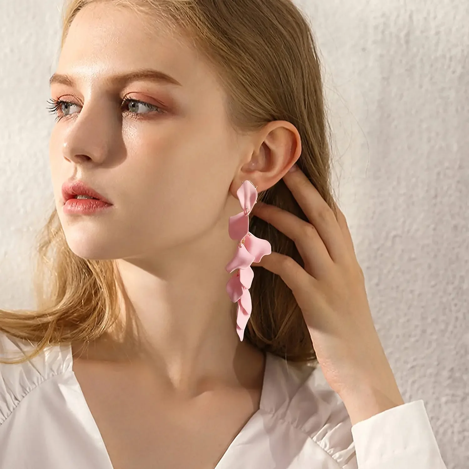 

2023 Pink Long Acrylic Rose Petal Earrings Dangle Exaggerated Flower Earrings Drop Floral Tassel Earrings for Women