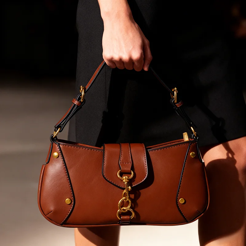 Vielseitige Designer-Handtasche mit Karabinerhaken, Damen-Umhängetasche mit Schlüsselschloss-Schnalle, Motorrad-Einkaufstasche im Biker-Stil, Braun, Reißverschluss – Detail 10