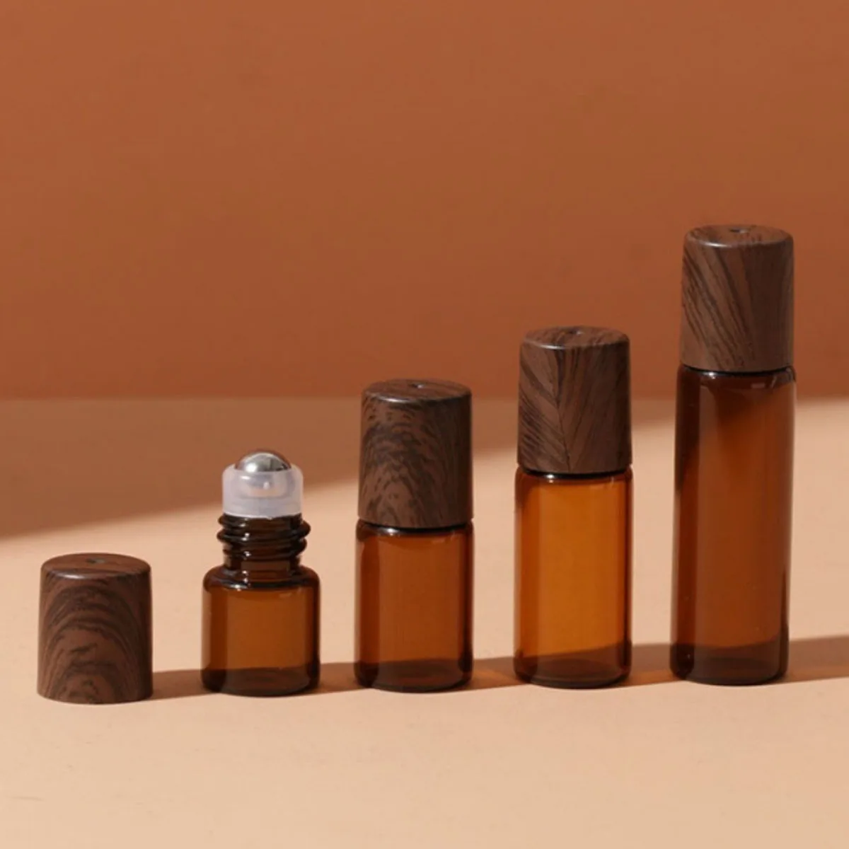 5x ガラス製エッセンシャルオイルローラーボトル 1/2/3/5ml アンバー/クリア ロールオンバイアル ウッドルック プラスチックキャップ 蓋 香水詰め替え ポータブル