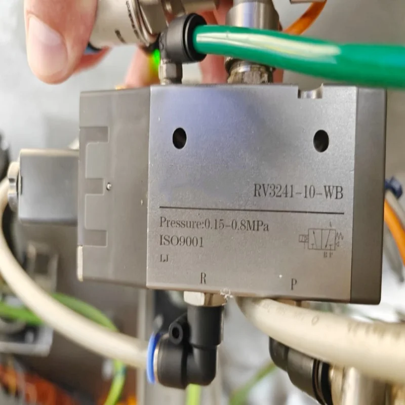 

Новый оригинальный электромагнитный клапан RV3241-10-WB