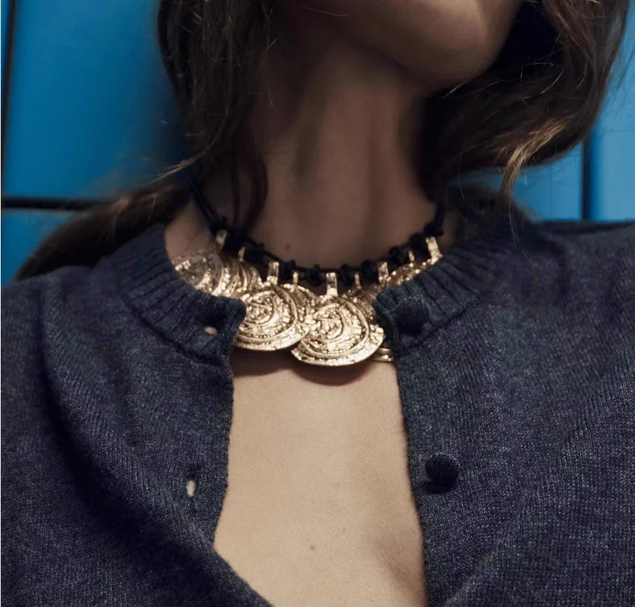 

Осеннее новое платье в европейском и американском стиле, металлические аксессуары «Джокер», медная монета, морской этнический ветер, геометрическое преувеличение.