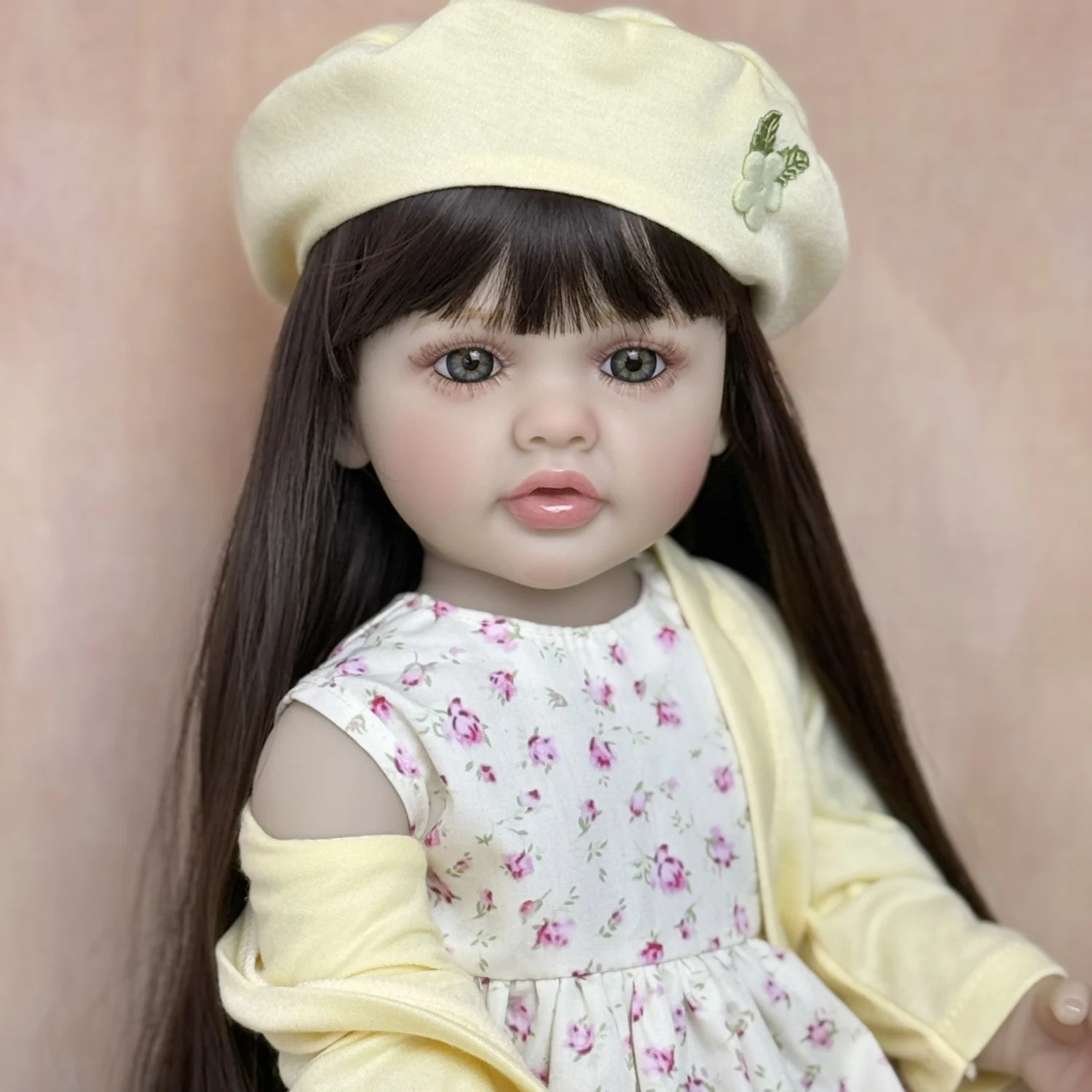 55 CM corps complet en vinyle Reborn bébé poupée jouet habiller brun cheveux longs princesse enfant en bas âge douce fille poupée à la main cadeau d'anniversaire