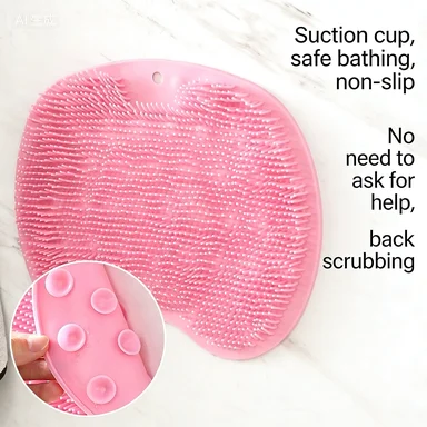 Rubbing the back to take a bath, using a magic tool for bathing. Rubbing the back to take a bath with a silicone brush