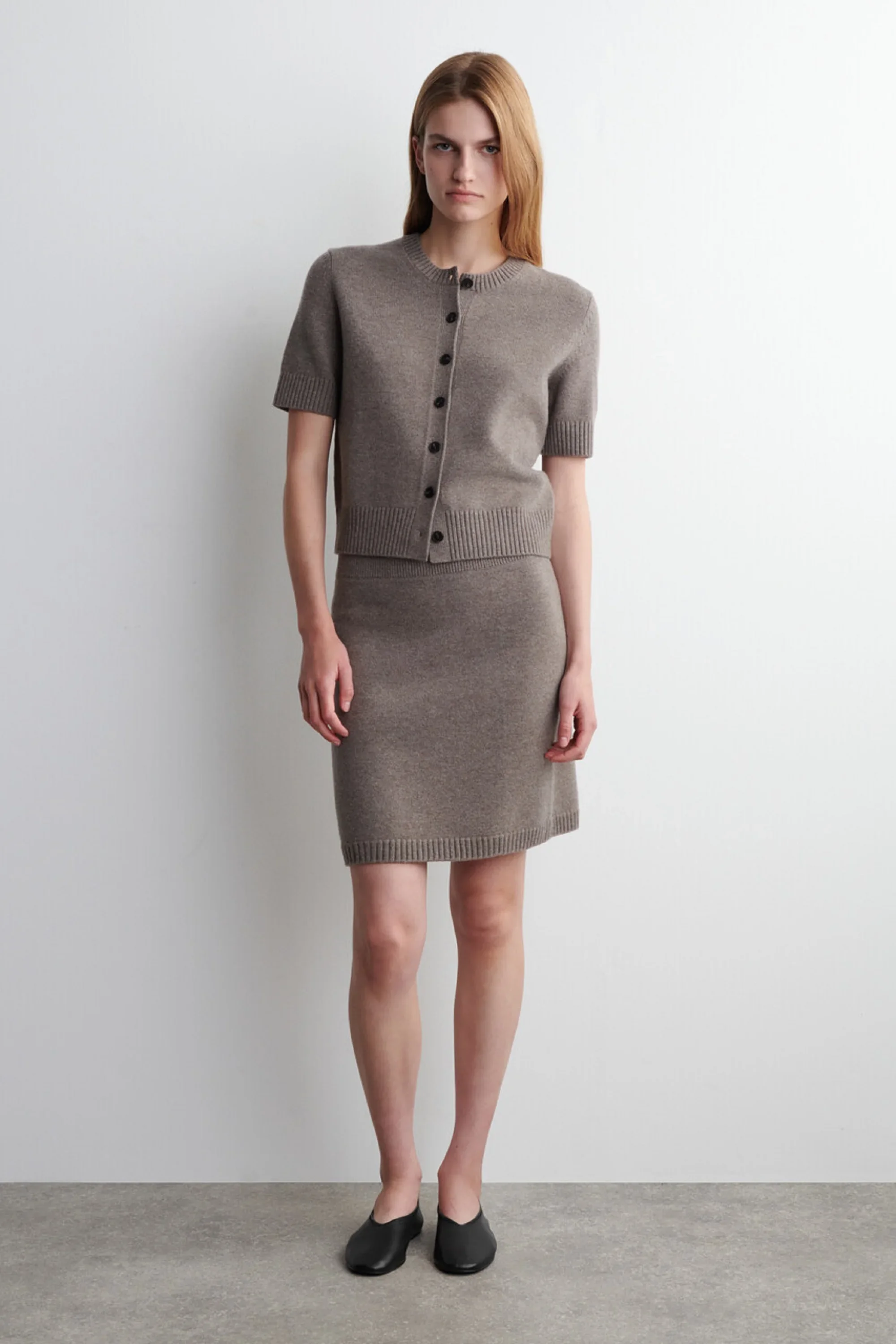 

Эфирный костюм YAZHIMEI 2025, зимний новый стиль, женский повседневный смешанный вязаный кардиган со стандартным стилем и короткими рукавами