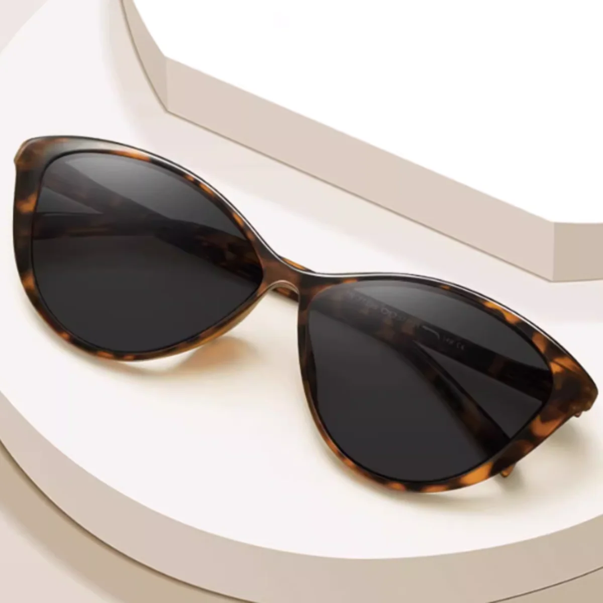 

Fytoo Women's Sunglasses Ultra-Light Retro Cat-Eye Sunglasses with Sun Protection Function, Gray and Tortoise Shell Available, Fashionable Leopard Print Design, Perfect Summer Travel Essentials.