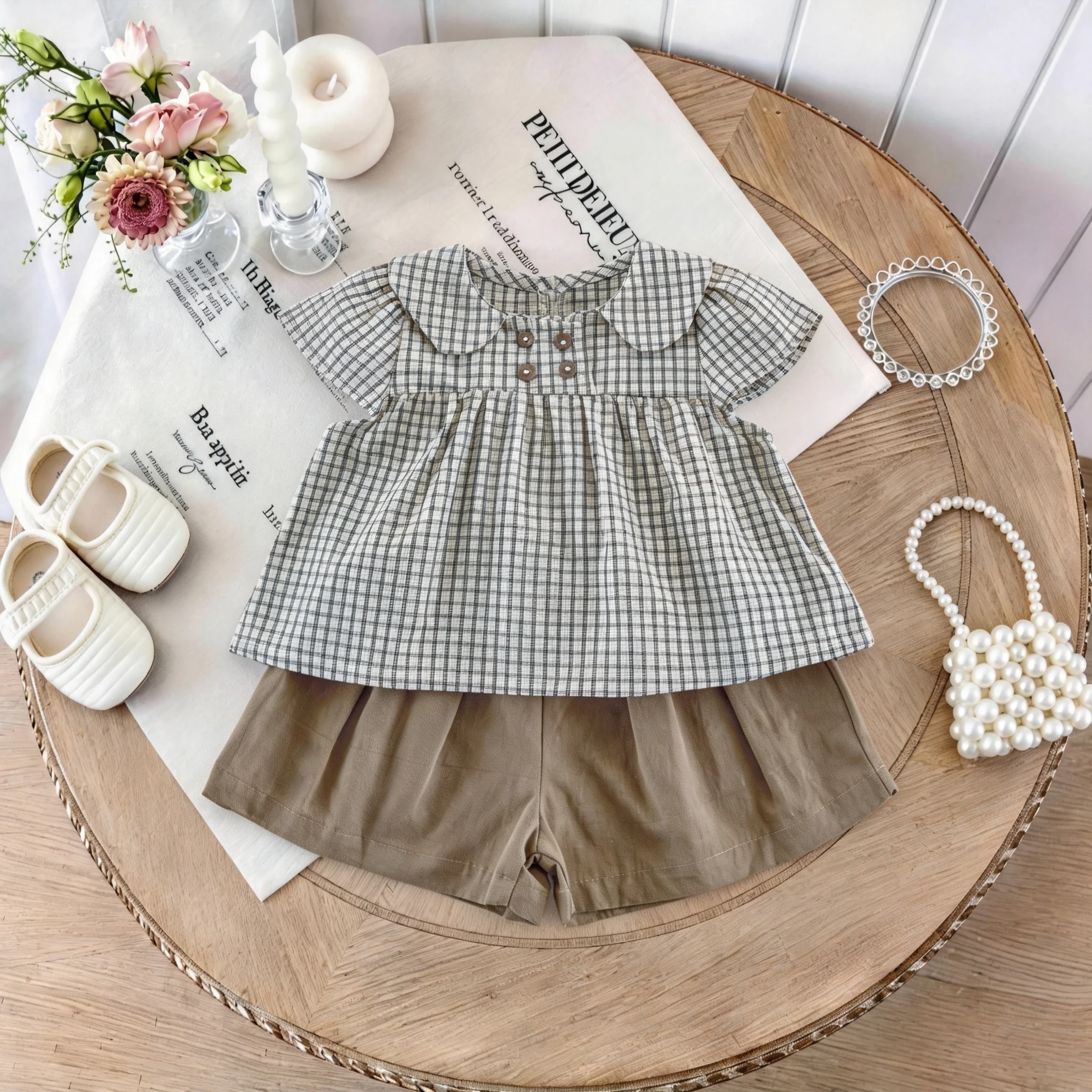 

Modern and stylish baby girl outfit-new style with a sweet baby doll collar, checkered shirt and brown shorts