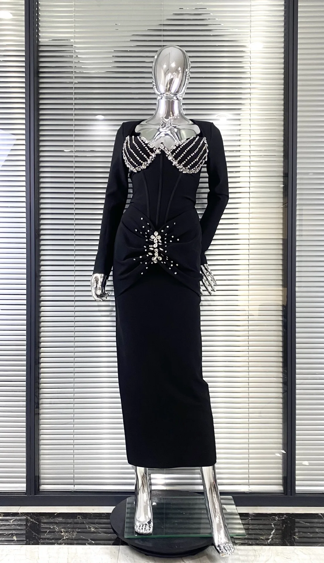 

2025Luxurious Rhinestone Low-Cut Ruched Bodycon Black Bandage Dress Elegant Evening Party Gown